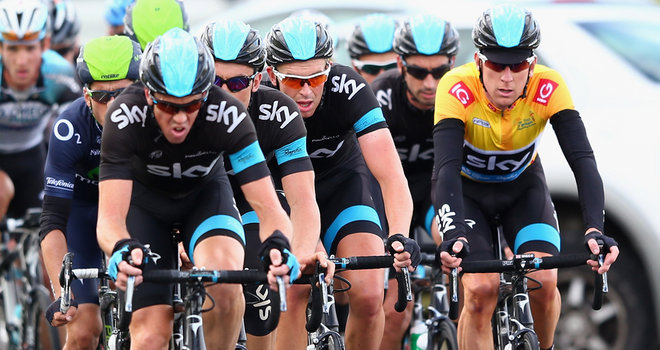 Team effort keeps Wiggins safely in lead